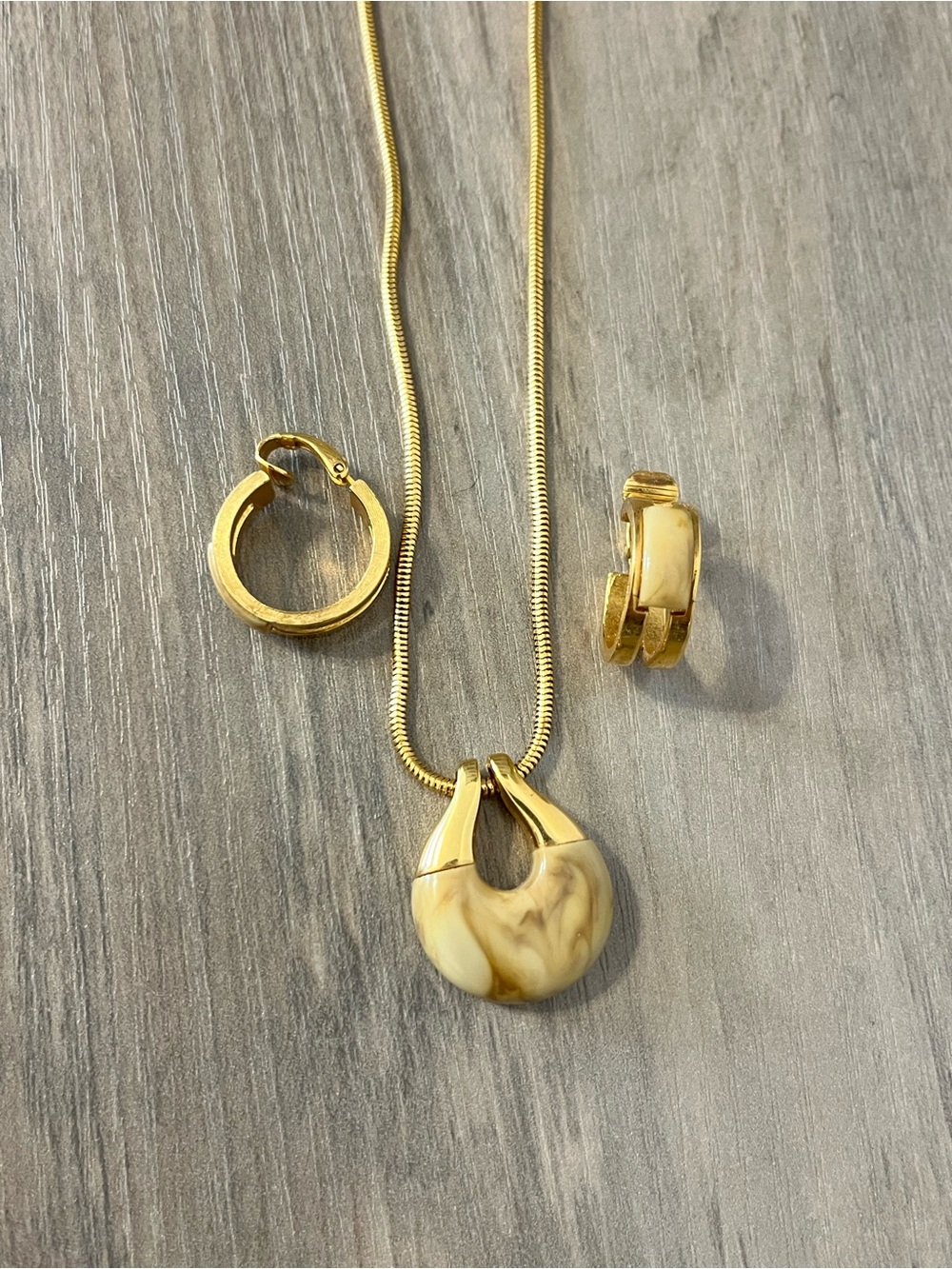 Vintage Crown Trifari Necklace Clip-On Earrings Gold Tone Marbled Lucite MCM